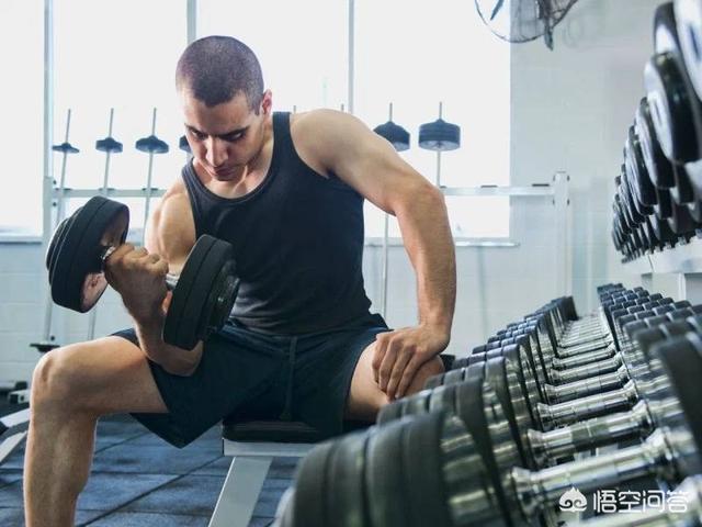 万茜举起受伤手臂:想要手臂长肌肉，应该怎么锻炼？