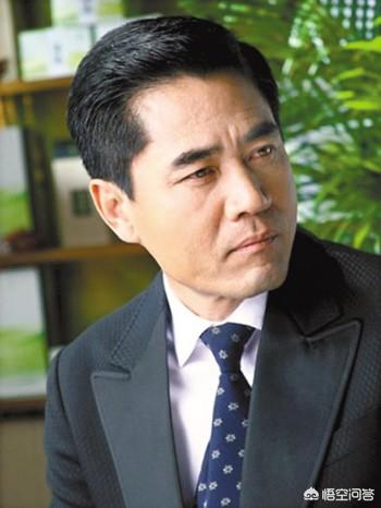 演员何冰老婆的照片:何冰的演技在国内男演员中能排到什么水平？