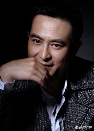 演员何冰老婆的照片:何冰的演技在国内男演员中能排到什么水平？