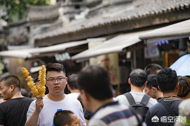 美女遛狗街拍:你手机里有没有让人眼前一亮的街拍可以拿出来分享吗？