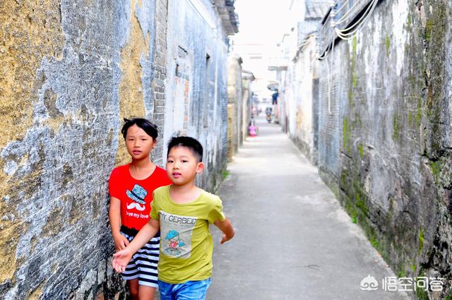 美女遛狗街拍:你手机里有没有让人眼前一亮的街拍可以拿出来分享吗？