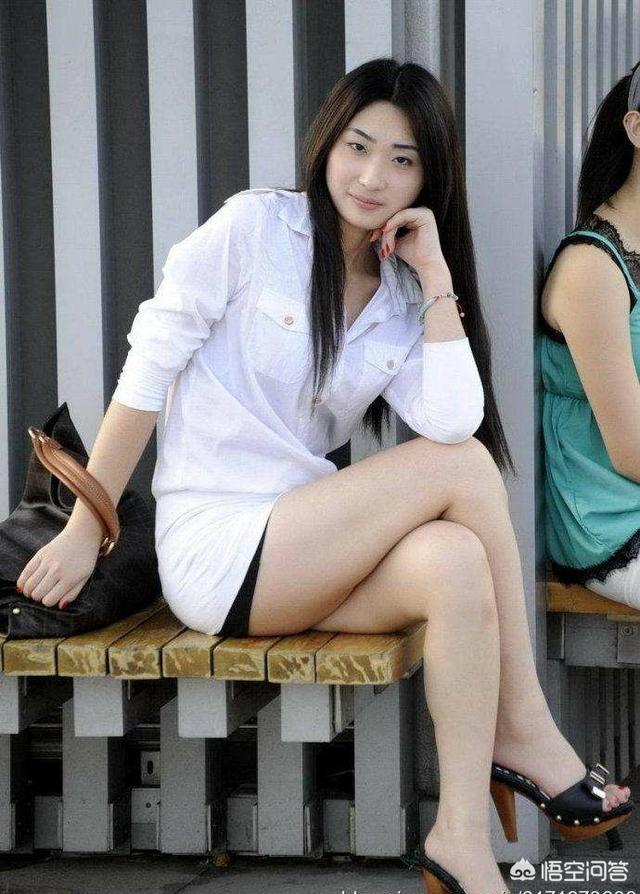 美女遛狗街拍:美女主持人楼下超市遛狗忘栓狗绳被打，论如何规范养狗？ 美女遛狗视频