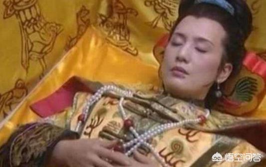 《康熙王朝》中容妃是康熙最喜歡的妃子，為什麼會被康熙送入宗人府，後來又殺死所有看見她刷馬桶的人？