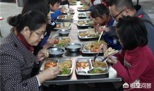 湖南一中学校长吃学生剩饭是怎么回事，“校长陪餐”，学生就能吃得安全吗？