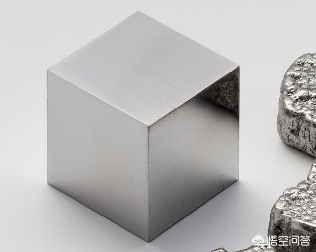 王若伊真空凸点:两块有一面绝对光滑平整的铁块，对着放在一起能不能变成一块铁？