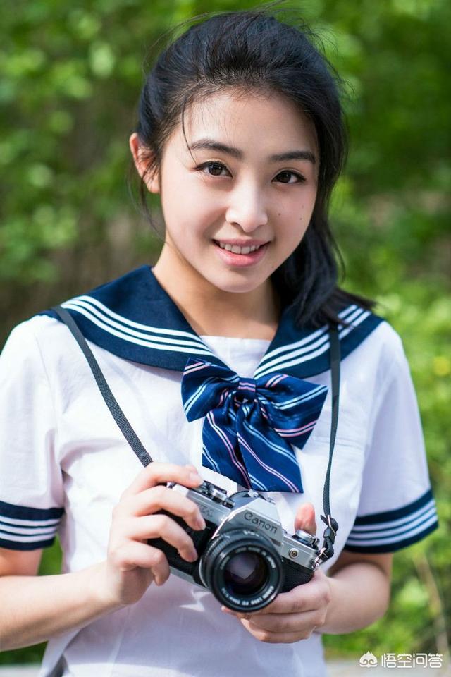 张含韵照片:张含韵删掉为赵丽颖送生日祝福的微博并致歉，这事你怎么看？