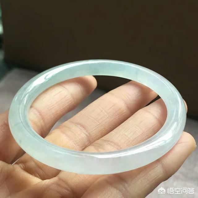 三种女人不适合戴翡翠,女性到了各个年龄应该如何佩戴翡翠手镯？