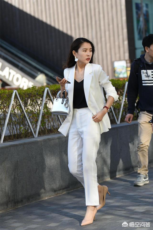 头条问答 - 白色的女士西装怎么搭配比较好?(16个回答)