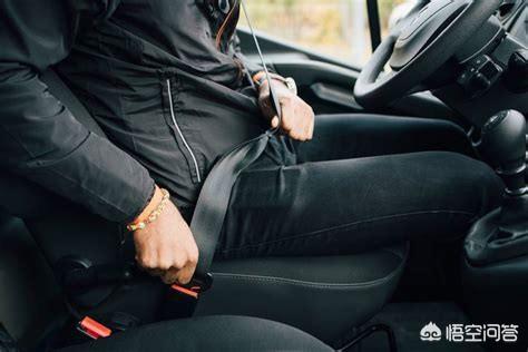 安全带的正确挂扣(安全带的正确挂扣应该是)