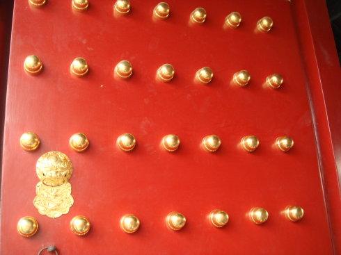 北京五颗钉子钉住龙脉,为什么棺材盖上后要钉钉子？