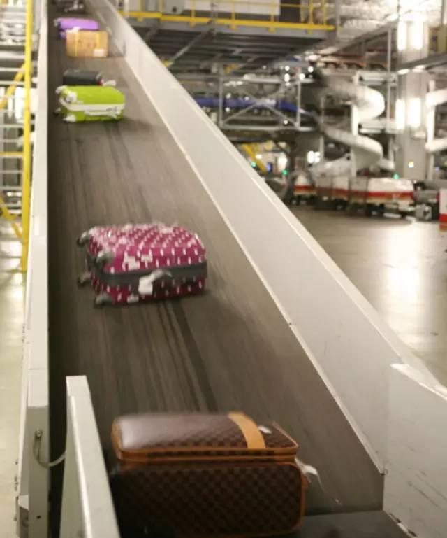 机场怎么办理托运坐飞机时行李箱是怎么托运的都放到哪里了