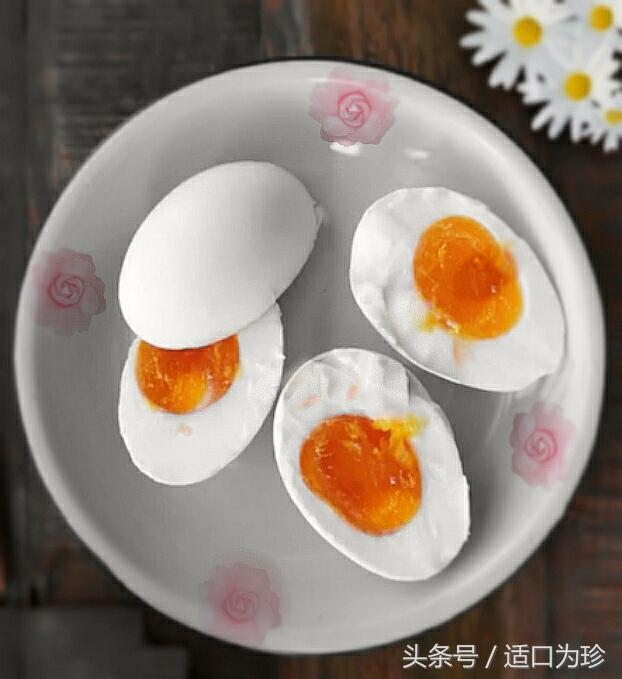 鸡蛋怎么腌才能流油起沙，腌制咸蛋是用泥好还是用盐水好？怎样腌制才能使蛋黄出油？