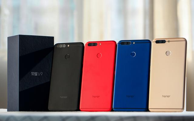 荣耀V9和vivoX9plus,哪个配置或者是性价比高点？