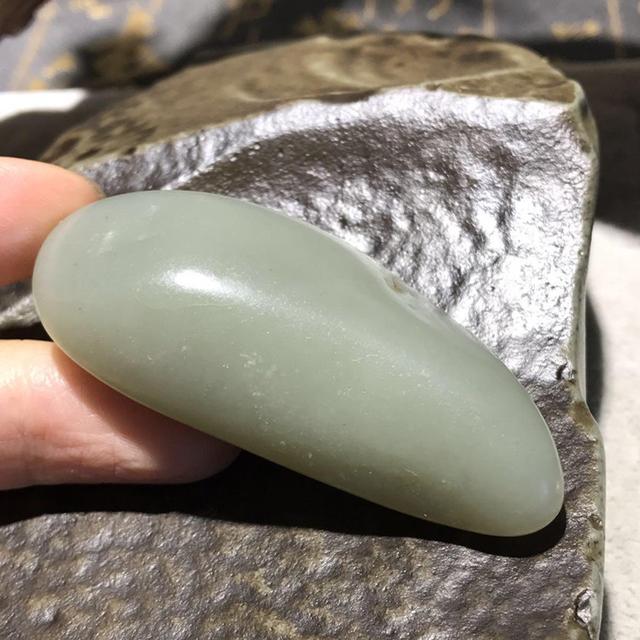 俄罗斯碧玉好还是和田碧玉好,青玉和碧玉的差距有多大？