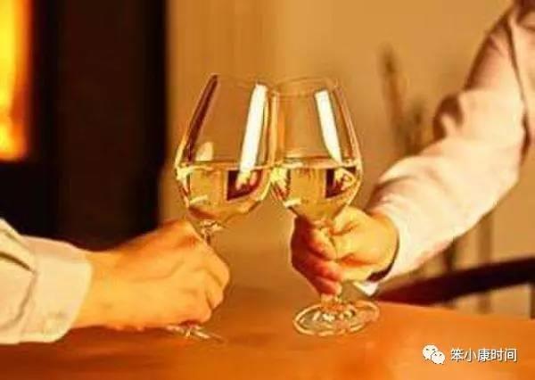 黑铁酒杯怎么弄:为什么喝白酒不能用一次性纸杯？