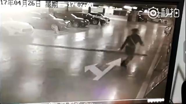 小客车出车祸2死6伤:女司机穿高跟鞋开车，出车祸致1死2伤，你怎么看