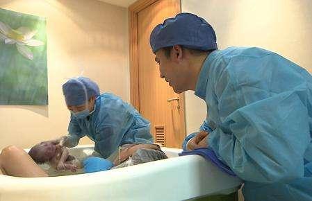ella个人资料:妈妈水中生二孩，水中分娩真的能缓解痛苦吗