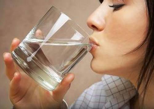 老年人每天也要喝八杯水吗，“每天8杯水，可能要人命”难道不是一天8杯水么