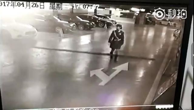小客车出车祸2死6伤:女司机穿高跟鞋开车，出车祸致1死2伤，你怎么看