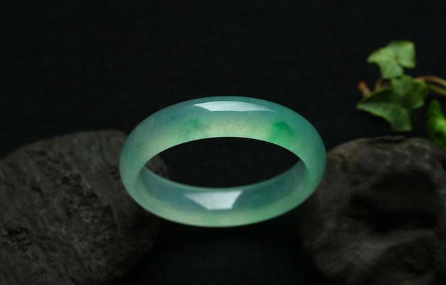 怎么看是不是真的翡翠,请问什么样的翡翠真的翡翠呢？