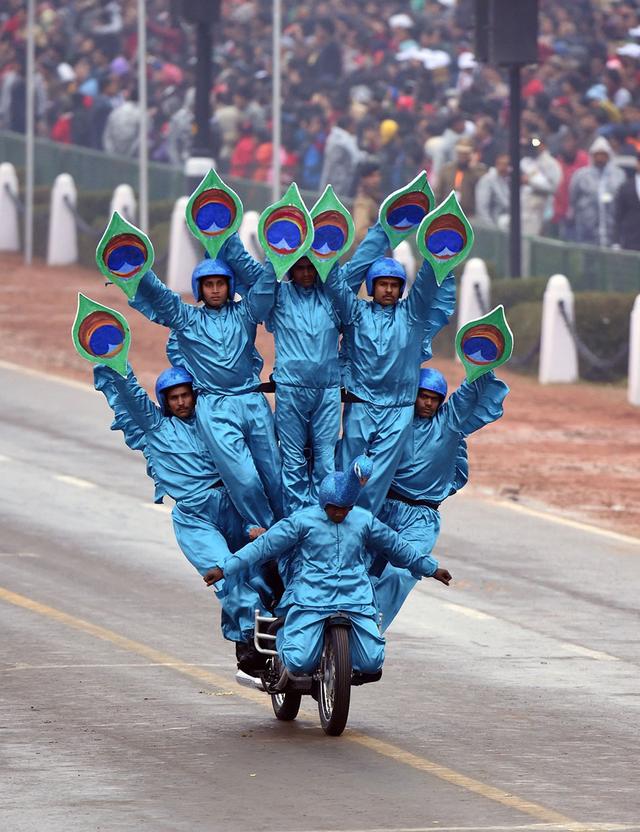 头条问答 - 为什么印度每次阅兵都要叠罗汉表演各种杂技?(312个回答)