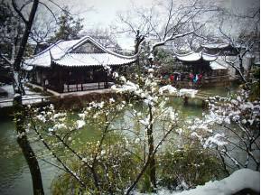 如何用一句话语或者诗词描述你心中的春雪光景？