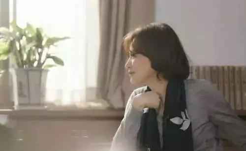 床头禁忌放什么东西,睡觉时，哪些东西放枕边危害无穷？