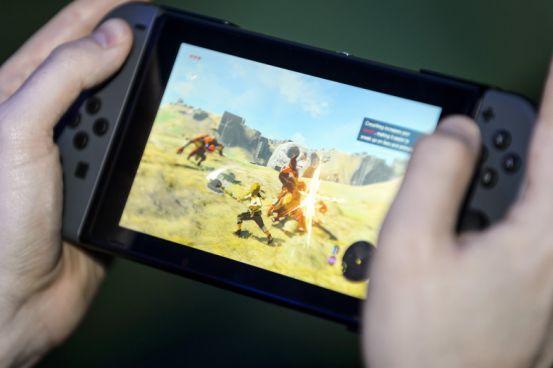任天堂switch掌机模式下和iphonese哪个性能强？