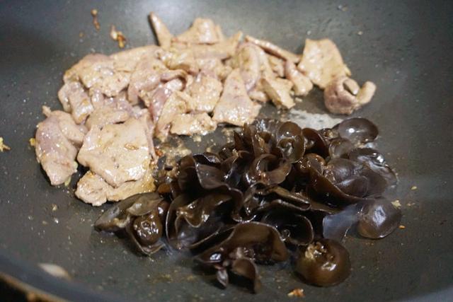 洋葱炒猪肝具体该怎么做，想用猪肝给宝宝做辅食，应该怎么处理猪肝