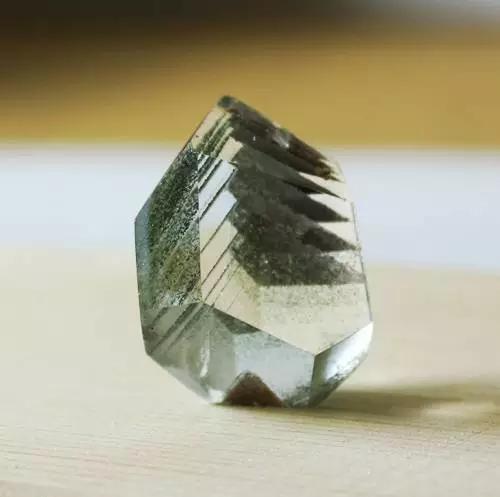 水晶绿幽灵功效与作用,如何辨别绿幽灵水晶的价值？