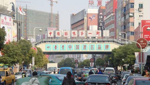 广东批发衣服的微信:去广州批发服装需要注意什么，哪个市场批发尾货的多？