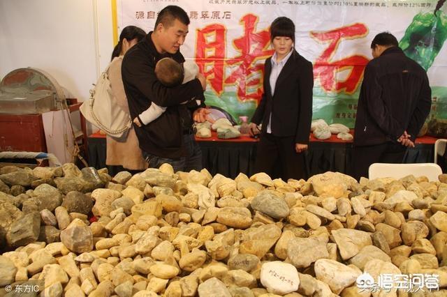 翡翠原石如何鉴定,翡翠在原石的时候怎么判断内部的裂？