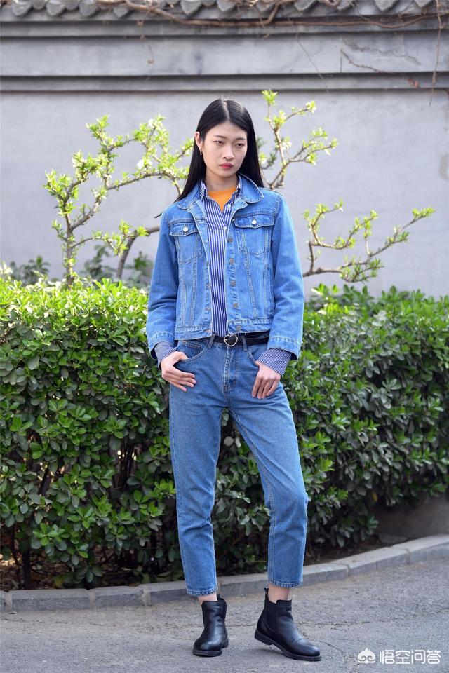 淡蓝色牛仔裤搭配什么样子的上衣和鞋子比较好看?