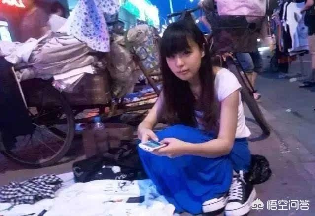 想自己创业,打算从摆地摊做起,摆什么比较好？