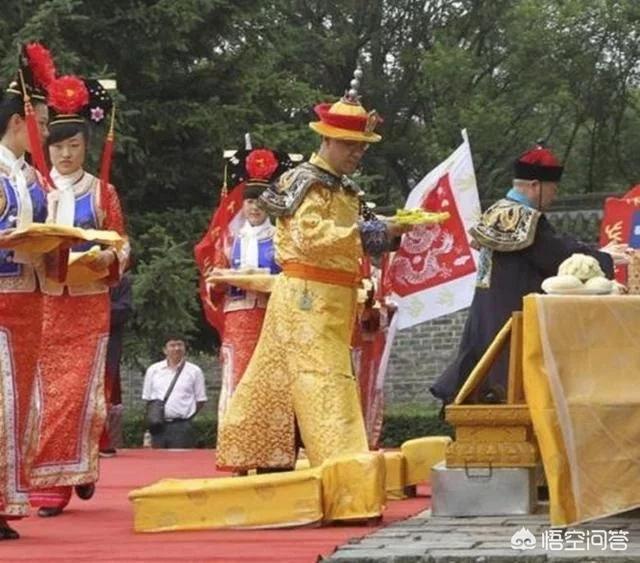 男子自称去过2749年 中国，当年那个自称乾隆后裔的人，现在过的怎么样了