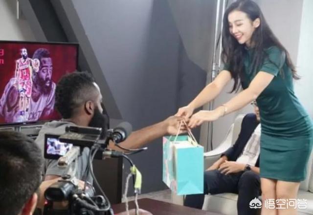 李乔丹:同样都是NBA美女记者，周玲安和张曼源，你更喜欢哪一个为什么