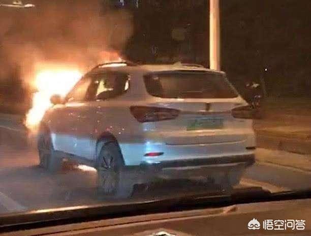 新能源汽车着火，宁波一电动汽车当街起火，消防员喷泡沫防止复燃, 你怎么看