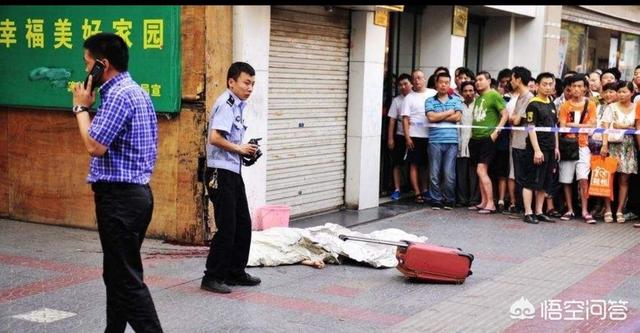 武汉光谷发生枪击案，武汉枪杀律师的雷某，被劫车辆如果直接撞向雷某，是否构成犯罪？
