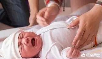 宝宝不吃奶老是打饱嗝:新生儿不喝母乳闹情绪如何处理？