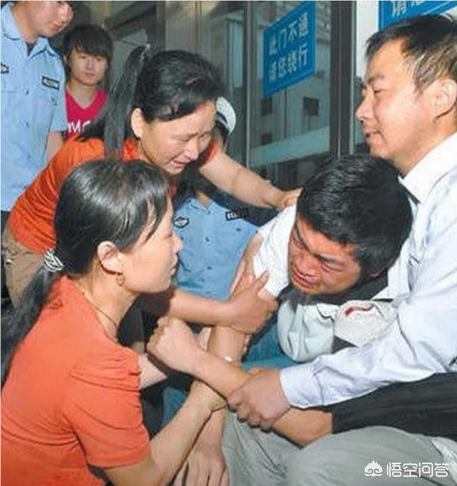 考场一名考生因数学太难开考不到十分钟就要离开考场,被拒后崩溃！抗压能力是太弱吗？