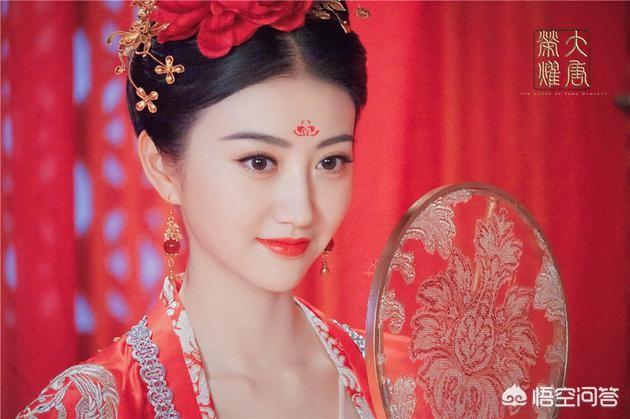 陈欧女朋友:奶茶妹妹亲自上阵代言老公公司的服装品牌，你怎么看？