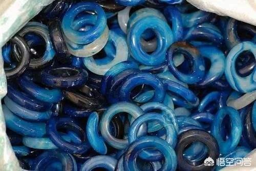 玛瑙玉髓白手镯,请问这个玛瑙手镯能值多少钱？