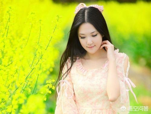 女生不回复你发的信息，却在群里发信息，发朋友圈，说明什么