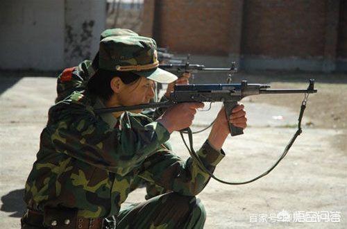 如何训练狗中枪倒地:如何训练泰迪狗 死刑犯被枪决时，为何一定要跪在地上？是不是因为害怕他们逃跑？