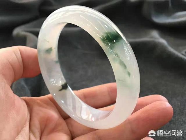 翡翠手镯的颜色有哪些,翡翠手镯有些什么颜色？价格怎么样？