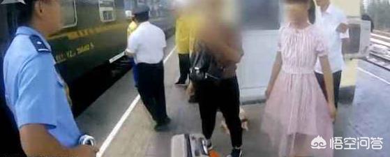 乘客询问哪边开门,蚌埠乘务员只回答了一句“到站就知道了”,结果被扇嘴巴,为何现在的人如此暴力？