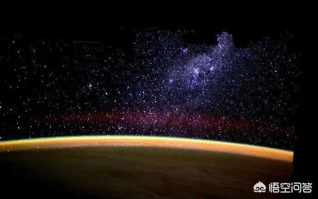 宇航员在太空看到天使，为什么在地面上可以看得见星空，在太空中却看不到
