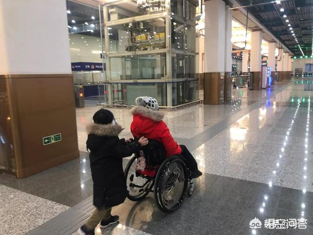 桑兰摔伤:在赛前训练中意外受伤导致瘫痪的体操运动员桑兰，近况怎么样了