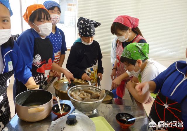 日本小学生的日常饮食你知道吗，日本学生在教室吃便当不会影响到别人吗