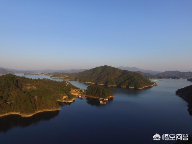毛致毛致用简历:在小城市买了房欠了点钱，想把农村的房子卖掉合适不？